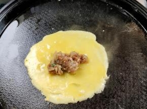 在中间放上适量的肉馅儿！