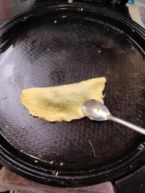边缘用勺子按压紧实！就做好了一个大蛋饺！