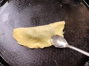 边缘用勺子按压紧实！就做好了一个大蛋饺！