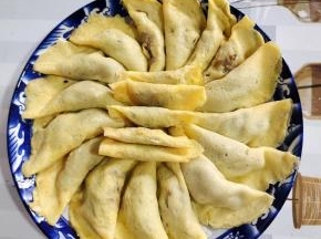 做好的蛋饺码在盘子里！