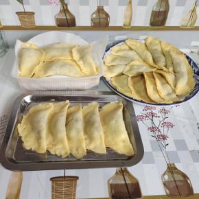 可以一次性多做一些蛋饺，套上保鲜套。放在冰箱冷冻保存，想吃的时候取出来蒸熟，蘸料吃，或者入火锅，做汤都可以！