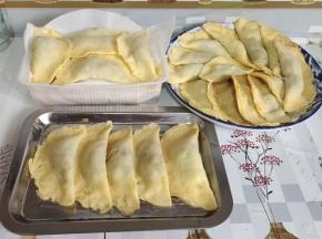 可以一次性多做一些蛋饺，套上保鲜套。放在冰箱冷冻保存，想吃的时候取出来蒸熟，蘸料吃，或者入火锅，做汤都可以！