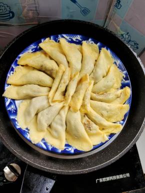 水烧开，放入蛋饺！