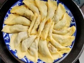 水烧开，放入蛋饺！