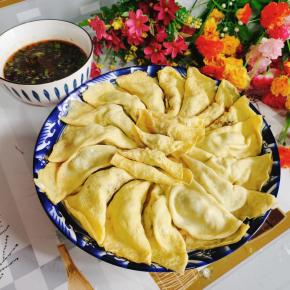 碗中放入蒜泥，辣椒油，白糖，生抽，香醋，盐，鸡精，香油，葱花，香菜搅拌均匀调成料汁儿！蒸好的蛋饺蘸上料汁儿吃，真的太美味了！