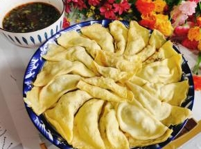 碗中放入蒜泥，辣椒油，白糖，生抽，香醋，盐，鸡精，香油，葱花，香菜搅拌均匀调成料汁儿！蒸好的蛋饺蘸上料汁儿吃，真的太美味了！