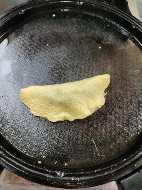 趁上面的蛋液没有完全凝固之前，将蛋液对折过来！