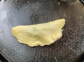 趁上面的蛋液没有完全凝固之前，将蛋液对折过来！