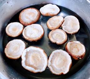 剪好的香菇在清水中浸泡一会儿冲洗干净