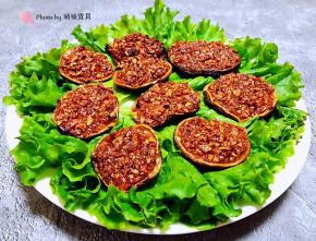 盘中摆上生菜做装饰再依次摆上蚝油蒜蓉香菇就大功告成了