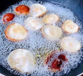 锅中烧开水放入香菇焯水至断生