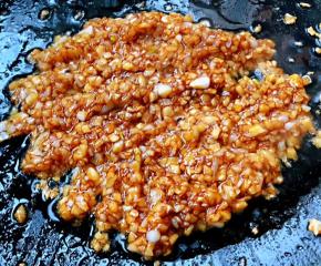 放入调味料一品鲜酱油、蚝油、糖、盐、味精炒匀入味