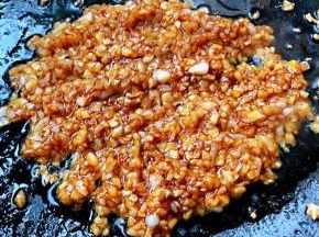 放入调味料一品鲜酱油、蚝油、糖、盐、味精炒匀入味