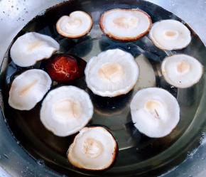 焯好水的香菇立即放入冷水中过凉