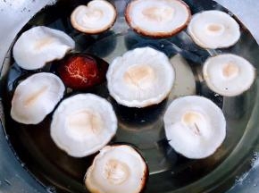 焯好水的香菇立即放入冷水中过凉