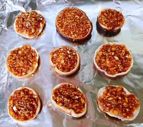 蚝油蒜蓉香菇装好依次摆入烤箱中上下火180度烤十分钟