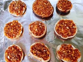 蚝油蒜蓉香菇装好依次摆入烤箱中上下火180度烤十分钟