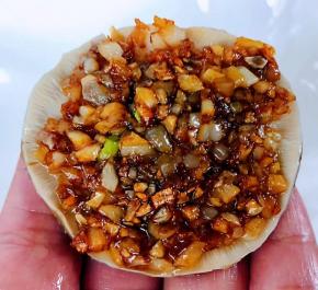 取适量的蚝油蒜蓉酱放入香菇拖碗中