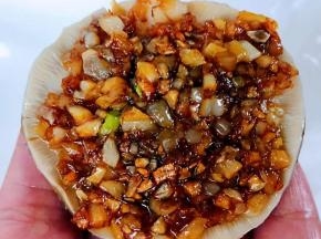 取适量的蚝油蒜蓉酱放入香菇拖碗中