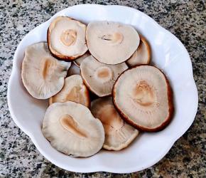 处理好的香菇沥干水份备用