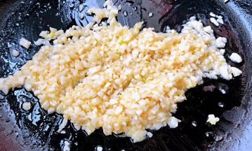 锅中倒入底油加热放入剁好的蒜粒爆香