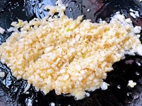 锅中倒入底油加热放入剁好的蒜粒爆香