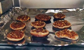 烤完十分钟后取出再淋上剩余的料汁继续烤五分钟