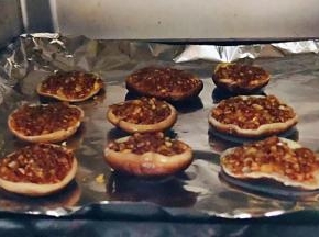 烤完十分钟后取出再淋上剩余的料汁继续烤五分钟