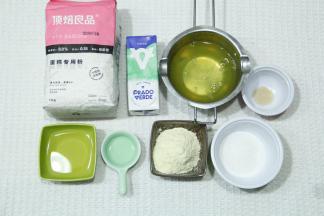 准备材料。蛋白加柠檬汁冷藏或者冷冻成略带冰渣状态，更稳定细腻，更容易打。紫薯去皮切块上锅蒸熟备用。