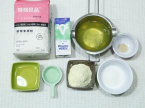 准备材料。蛋白加柠檬汁冷藏或者冷冻成略带冰渣状态，更稳定细腻，更容易打。紫薯去皮切块上锅蒸熟备用。