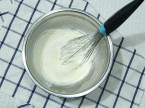 筛入低粉和奶粉。