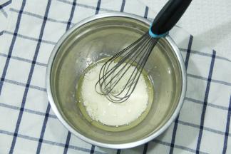 牛奶倒入干净无水盆中，倒入玉米油（顺序不要颠倒），加香草精，搅打至混合乳化，粘稠状态。