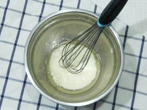 牛奶倒入干净无水盆中，倒入玉米油（顺序不要颠倒），加香草精，搅打至混合乳化，粘稠状态。