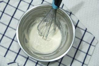 Z字形混匀至无干粉。顺滑滴落状态。