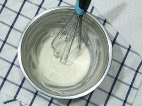 Z字形混匀至无干粉。顺滑滴落状态。