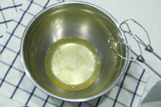 蛋白盆取出。此时可以预热烤箱上下180度。