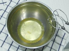 蛋白盆取出。此时可以预热烤箱上下180度。