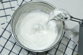 低速打到鱼眼泡，加1/3糖。中速打到细密小泡加1/3糖；打到略带纹路加最后的糖，转高速打到湿性发泡，提起打蛋头呈现大弯钩状，转低速再打几圈，整理大气泡。