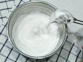 低速打到鱼眼泡，加1/3糖。中速打到细密小泡加1/3糖；打到略带纹路加最后的糖，转高速打到湿性发泡，提起打蛋头呈现大弯钩状，转低速再打几圈，整理大气泡。