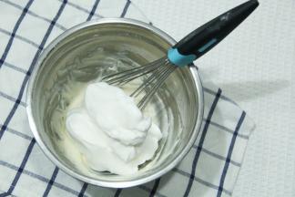 取1/3蛋白霜入面糊中，切拌翻拌手法初步混匀。再取1/3蛋白霜同样操作。