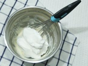 取1/3蛋白霜入面糊中，切拌翻拌手法初步混匀。再取1/3蛋白霜同样操作。