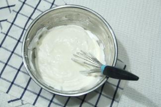 拌匀的面糊倒回到剩余蛋白霜中，同样操作混匀后用刮刀将盆边和盆底，蛋抽没有拌匀的，再翻拌几下。