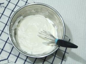 拌匀的面糊倒回到剩余蛋白霜中，同样操作混匀后用刮刀将盆边和盆底，蛋抽没有拌匀的，再翻拌几下。