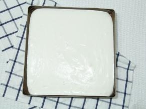 从20CM高处倒入垫好油布的28*28金盘中，晃平或者用刮板刮平，提起从高处振2下振出大气泡。