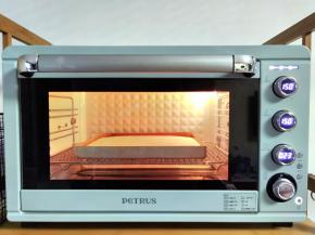 放入预热好的烤箱中层偏下，上下150度烤28分钟左右。