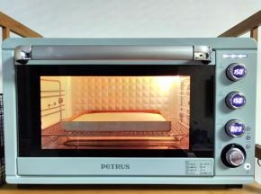 放入预热好的烤箱中层偏下，上下150度烤28分钟左右。