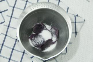 期间蒸好的紫薯泥加细砂糖拌匀成泥，密封冷藏降温。