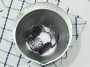 期间蒸好的紫薯泥加细砂糖拌匀成泥，密封冷藏降温。