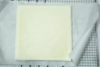 烤完取出，振出热气后，转移到冷凉架上冷凉，盖上油纸防止表皮被吹干。微温后倒扣，撕掉底部的油布！盖油纸晾至温热。