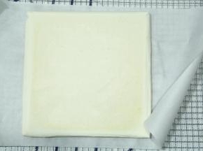 烤完取出，振出热气后，转移到冷凉架上冷凉，盖上油纸防止表皮被吹干。微温后倒扣，撕掉底部的油布！盖油纸晾至温热。